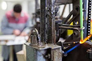 FABRICATION DES EPINGLES A TETE DE VERRE DE MURANO, USINE DE LA MANUFACTURE BOHIN, CONSERVATOIRE VIVANT DE L'AIGUILLE ET DE L'EPINGLE, SAINT-SULPICE-SUR-RISLE, ORNE (61), FRANCE 