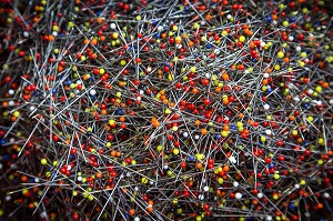 FABRICATION DES EPINGLES A TETE DE VERRE DE MURANO, USINE DE LA MANUFACTURE BOHIN, CONSERVATOIRE VIVANT DE L'AIGUILLE ET DE L'EPINGLE, SAINT-SULPICE-SUR-RISLE, ORNE (61), FRANCE 