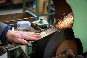 LE POLISSAGE DES AIGUILLES, ATELIER DE L'USINE DE LA MANUFACTURE BOHIN, CONSERVATOIRE VIVANT DE L'AIGUILLE ET DE L'EPINGLE, SAINT-SULPICE-SUR-RISLE, ORNE (61), FRANCE 