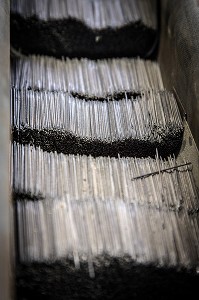 CALIBRAGE DES AIGUILLES, USINE DE LA MANUFACTURE BOHIN, CONSERVATOIRE VIVANT DE L'AIGUILLE ET DE L'EPINGLE, SAINT-SULPICE-SUR-RISLE, ORNE (61), FRANCE 