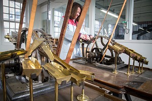 LE TRI DES AIGUILLES, USINE DE LA MANUFACTURE BOHIN, CONSERVATOIRE VIVANT DE L'AIGUILLE ET DE L'EPINGLE, SAINT-SULPICE-SUR-RISLE, ORNE (61), FRANCE 