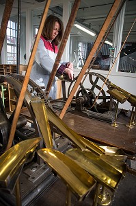 LE TRI DES AIGUILLES, USINE DE LA MANUFACTURE BOHIN, CONSERVATOIRE VIVANT DE L'AIGUILLE ET DE L'EPINGLE, SAINT-SULPICE-SUR-RISLE, ORNE (61), FRANCE 