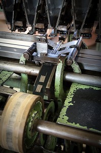 LE PIQUAGE DES AIGUILLES, USINE DE LA MANUFACTURE BOHIN, CONSERVATOIRE VIVANT DE L'AIGUILLE ET DE L'EPINGLE, SAINT-SULPICE-SUR-RISLE, ORNE (61), FRANCE 