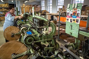 LE PIQUAGE DES AIGUILLES, USINE DE LA MANUFACTURE BOHIN, CONSERVATOIRE VIVANT DE L'AIGUILLE ET DE L'EPINGLE, SAINT-SULPICE-SUR-RISLE, ORNE (61), FRANCE 