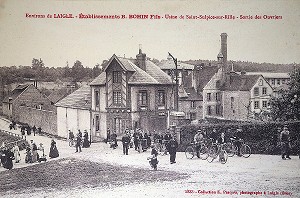 OUVRIERS A LA SORTIE DE L'USINE BOHIN, CONSERVATOIRE VIVANT DE L'AIGUILLE ET DE L'EPINGLE, SAINT-SULPICE-SUR-RISLE, ORNE (61), FRANCE, MENTION OBLIGATOIRE: COLLECTION MANUFACTURE BOHIN 