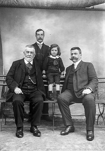 BENJAMIN BOHIN ET SES ENFANTS ET PETITS ENFANTS, USINE BOHIN, CONSERVATOIRE VIVANT DE L'AIGUILLE ET DE L'EPINGLE, SAINT-SULPICE-SUR-RISLE, ORNE (61), FRANCE, MENTION OBLIGATOIRE: COLLECTION MANUFACTURE BOHIN 