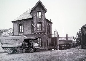CAMION DEVANT L'ENTREE DE L'USINE BOHIN, CONSERVATOIRE VIVANT DE L'AIGUILLE ET DE L'EPINGLE, SAINT-SULPICE-SUR-RISLE, ORNE (61), FRANCE, MENTION OBLIGATOIRE: COLLECTION MANUFACTURE BOHIN 