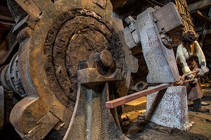 MUSEE DE LA GROSSE FORGE, MARTEAU MONUMENTAL ET MANNEQUIN DE FORGERON, AUBE (61), FRANCE 
