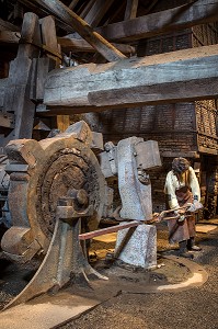 MUSEE DE LA GROSSE FORGE, MARTEAU MONUMENTAL ET MANNEQUIN DE FORGERON, AUBE (61), FRANCE 