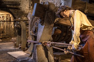 MUSEE DE LA GROSSE FORGE, MARTEAU MONUMENTAL ET MANNEQUIN DE FORGERON, AUBE (61), FRANCE 
