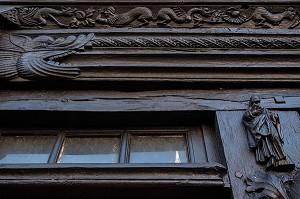 DETAIL SCULPTE EN BOIS DE LA MAISON DITE DE MARIE STUART, L'AIGLE, ORNE (61), FRANCE 