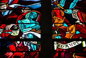 DETAIL DES VITRAUX MODERNES DE L'EGLISE SAINT-MARTIN, LA LUXURE, L'AIGLE, ORNE (61), FRANCE 
