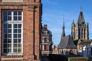 PETIT CHATEAU DE LA MAIRIE ET EGLISE SAINT-MARTIN, L'AIGLE, ORNE (61), FRANCE 