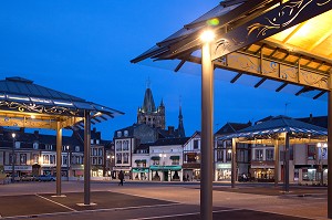 PLACE DU MARCHE, DE NUIT, PLACE BOISLANDRY, L'AIGLE (61), FRANCE 