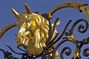 TETE DE CHEVAL DOREE, GRILLE DE L'ENTREE PRINCIPALE DU HARAS NATIONAL DU PIN, LE PIN AU HARAS, ORNE (61), FRANCE 