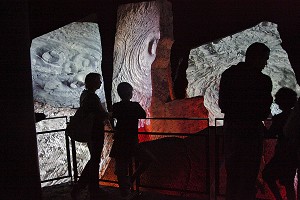 GALERIE DES GROGNEMENTS DE LA TERRE, PARC D'ATTRACTIONS VULCANIA, AUVERGNE, FRANCE 