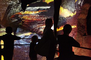 ANIMATION DANS LA GALERIE DES GROGNEMENTS DE LA TERRE, PARC D'ATTRACTIONS VULCANIA, SAINT-OURS-LES ROCHES, PUY-DE-DOME (63), FRANCE 