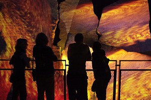 ANIMATION DANS LA GALERIE DES GROGNEMENTS DE LA TERRE, PARC D'ATTRACTIONS VULCANIA, SAINT-OURS-LES ROCHES, PUY-DE-DOME (63), FRANCE 