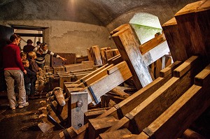 SALLE DES PILES A MAILLETS POUR PREPARER LA PATES POUR LA FABRICATION DES FEUILLES, MOULIN A PAPIER RICHARD DE BAS, MUSEE HISTORIQUE DU PAPIER, AMBERT, PUY-DE-DOME (63), FRANCE 