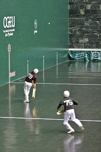 PARTIE DE PELOTE A GRAND CHISTERA, BIARRITZ MASTER JAI ALAI, EUSKAL JAI, PAYS BASQUE, COTE BASQUE, BIARRITZ, PYRENEES ATLANTIQUES, (64), FRANCE 