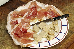 ASSIETTE DE JAMBON DE BAYONNE ET DE FOIE GRAS, BOUTIQUE PIERRE IBAILDE, SALAISON, PAYS BASQUE, COTE BASQUE, BAYONNE, PYRENEES ATLANTIQUES, (64), FRANCE 