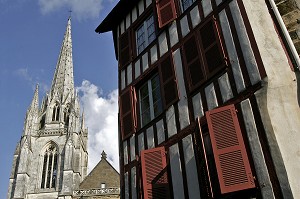 MAISON TRADITIONNELLE A COLOMBAGE, CATHEDRALE SAINTE-MARIE DE BAYONNE, PAYS BASQUE, COTE BASQUE, BAYONNE, PYRENEES ATLANTIQUES, (64), FRANCE 