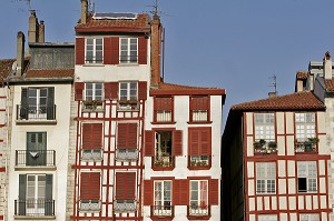 FACADE DE MAISON A COLOMBAGE, MAISONS SUR LES QUAIS DE LA NIVE, PAYS BASQUE, COTE BASQUE, BAYONNE, PYRENEES ATLANTIQUES, (64), FRANCE 