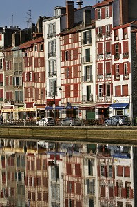 FACADE DE MAISON A COLOMBAGE, MAISONS SUR LES QUAIS DE LA NIVE, PAYS BASQUE, COTE BASQUE, BAYONNE, PYRENEES ATLANTIQUES, (64), FRANCE 