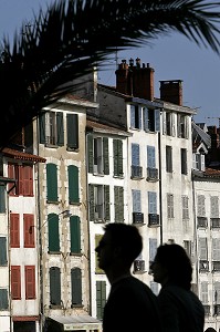 SILHOUETTE DE PASSANTS EN OMBRE CHINOISES ET FACADE DE MAISON A COLOMBAGE, MAISONS SUR LES QUAIS DE LA NIVE, PAYS BASQUE, COTE BASQUE 