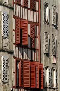 FACADE DE MAISON A COLOMBAGE, MAISONS SUR LES QUAIS DE LA NIVE, PAYS BASQUE, COTE BASQUE, BAYONNE, PYRENEES ATLANTIQUES, (64), FRANCE 