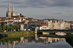 VILLE DE BAYONNE, MAISONS SUR LES QUAIS DE LA NIVE ET FLECHES DE LA CATHEDRALE SAINTE-MARIE DE BAYONNE, GRAND BAYONNE, PAYS BASQUE, COTE BASQUE, BAYONNE, PYRENEES-ATLANTIQUE (64), FRANCE 