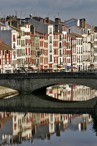 FACADE DE MAISON A COLOMBAGE, MAISONS SUR LES QUAIS DE LA NIVE, PAYS BASQUE, COTE BASQUE, BAYONNE, PYRENEES ATLANTIQUES, (64), FRANCE 