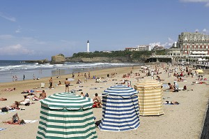 BAIN DE MER, BAIGNADE, GRANDE PLAGE ET PHARE DE BIARRITZ, PAYS BASQUE, COTE BASQUE, BIARRITZ, PYRENEES ATLANTIQUES, (64), FRANCE 