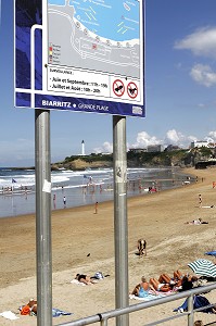 BAIN DE MER, BAIGNADE, GRANDE PLAGE ET PHARE DE BIARRITZ, PAYS BASQUE, COTE BASQUE, BIARRITZ, PYRENEES ATLANTIQUES, (64), FRANCE 