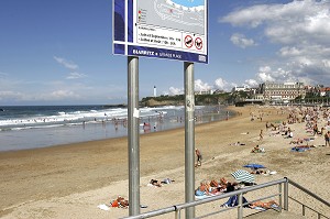 BAIN DE MER, BAIGNADE, GRANDE PLAGE ET PHARE DE BIARRITZ, PAYS BASQUE, COTE BASQUE, BIARRITZ, PYRENEES ATLANTIQUES, (64), FRANCE 