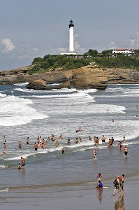 BAIN DE MER, BAIGNADE, GRANDE PLAGE ET PHARE DE BIARRITZ, PAYS BASQUE, COTE BASQUE, BIARRITZ, PYRENEES ATLANTIQUES, (64), FRANCE 