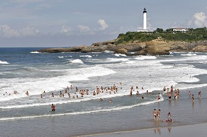 BAIN DE MER, BAIGNADE, GRANDE PLAGE ET PHARE DE BIARRITZ, PAYS BASQUE, COTE BASQUE, BIARRITZ, PYRENEES ATLANTIQUES, (64), FRANCE 