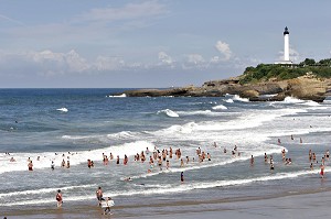 BAIN DE MER, BAIGNADE, GRANDE PLAGE ET PHARE DE BIARRITZ, PAYS BASQUE, COTE BASQUE, BIARRITZ, PYRENEES ATLANTIQUES, (64), FRANCE 