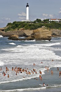 BAIN DE MER, BAIGNADE, GRANDE PLAGE ET PHARE DE BIARRITZ, PAYS BASQUE, COTE BASQUE, BIARRITZ, PYRENEES-ATLANTIQUE (64), FRANCE 