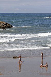 BAIN DE MER, BAIGNADE, GRANDE PLAGE, PAYS BASQUE, COTE BASQUE, BIARRITZ, PYRENEES ATLANTIQUES, (64), FRANCE 