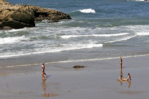 BAIN DE MER, BAIGNADE, GRANDE PLAGE, PAYS BASQUE, COTE BASQUE, BIARRITZ, PYRENEES ATLANTIQUES, (64), FRANCE 