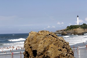 BAIN DE MER, BAIGNADE, GRANDE PLAGE ET PHARE DE BIARRITZ, PAYS BASQUE, COTE BASQUE, BIARRITZ, PYRENEES ATLANTIQUES, (64), FRANCE 