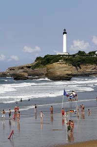 BAIN DE MER, BAIGNADE, GRANDE PLAGE ET PHARE DE BIARRITZ, PAYS BASQUE, COTE BASQUE, BIARRITZ, PYRENEES ATLANTIQUES, (64), FRANCE 