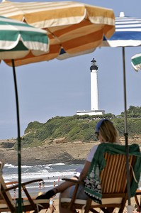 BAIN DE MER, BAIGNADE, GRANDE PLAGE ET PHARE DE BIARRITZ, PAYS BASQUE, COTE BASQUE, BIARRITZ, PYRENEES ATLANTIQUES, (64), FRANCE 