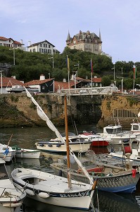 BATEAUX AU PORT DES PECHEURS, VILLA LE GOELAND, PLATEAU ATALAYE, PAYS BASQUE, COTE BASQUE, BIARRITZ, PYRENEES ATLANTIQUES, (64), FRANCE 