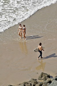 SURFEUR, BAIGNEUSES, PLAGE DE LA COTE DES BASQUES, BIARRITZ, PAYS BASQUE, COTE BASQUE, BIARRITZ, PYRENEES ATLANTIQUES, (64), FRANCE 