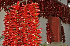 CORDE DE PIMENTS D'ESPELETTE, PYRENEES ATLANTIQUES, (64), FRANCE PAYS BASQUE, COTE BASQUE 