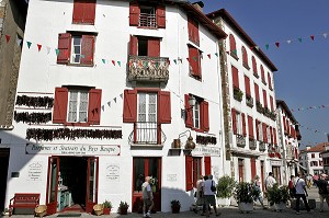 PIMENTS D'ESPELETTE, FACADE DE MAISONS, ESPELETTE, PYRENEES ATLANTIQUES, (64), FRANCE PAYS BASQUE, COTE BASQUE 