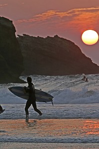 SURFERS, COUCHER DE SOLEIL, GRANDE PLAGE, PAYS BASQUE, COTE BASQUE, BIARRITZ, PYRENEES-ATLANTIQUE (64), FRANCE 