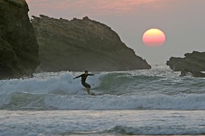 SURFER, COUCHER DE SOLEIL, GRANDE PLAGE, BIARRITZ, PYRENEES ATLANTIQUES, (64), FRANCE PAYS BASQUE, COTE BASQUE 